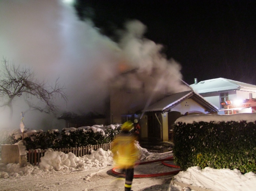 Der Brandausbruch am Bongertrechtiweg wurde der Notruf- und Einsatzzentrale der Kantonspolizei Graubünden kurz vor 3 Uhr früh gemeldet. Der Brandausbruch am Bongertrechtiweg wurde der Notruf- und Einsatzzentrale der Kantonspolizei Graubünden kurz vor 3 Uhr früh gemeldet.