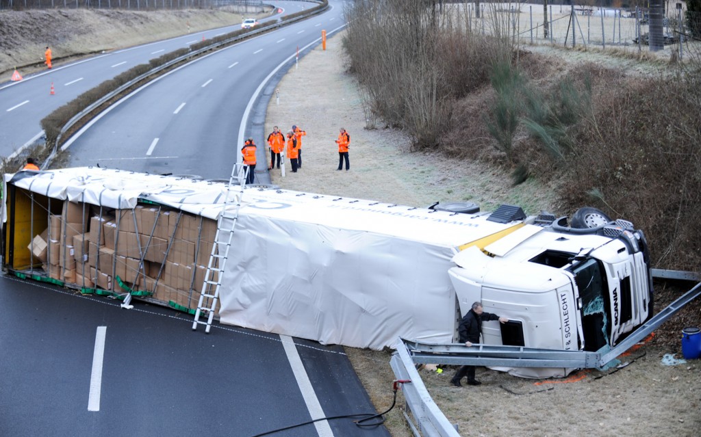 Unfall auf der A13 (Polizeifoto Sattelschlepperunfall bei Cama: Kapo Graubünden) Unfall auf der A13 (Polizeifoto Sattelschlepperunfall bei Cama: Kapo Graubünden)