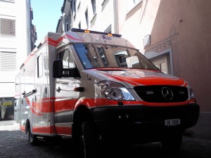 Das fünfjährige Mädchen erlitt dabei einen Beinbruch und mußte von einer Ambulanzmannschaft der Rettung Chur ins Kantonsspital Graubünden eingeliefert werden. (Archivfoto: Remo Massat / Schlagwort AG) Das fünfjährige Mädchen erlitt dabei einen Beinbruch und mußte von einer Ambulanzmannschaft der Rettung Chur ins Kantonsspital Graubünden eingeliefert werden. (Archivfoto: Remo Massat / Schlagwort AG)