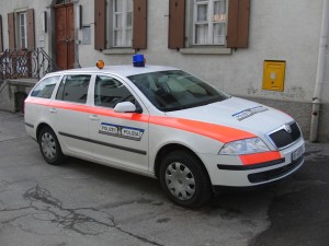 Die Einbrüche fanden zwischen August und Oktober 2012 in Andeer, Lostallo, Leggia, Misox (Mesocco), Summaprada (Gemeinde Cazis) und Thusis statt. (Archivfoto: Kapo Graubünden vor dem Gemeindehaus Cazis) Die Einbrüche fanden zwischen August und Oktober 2012 in Andeer, Lostallo, Leggia, Misox (Mesocco), Summaprada (Gemeinde Cazis) und Thusis statt. (Archivfoto: Kapo Graubünden vor dem Gemeindehaus Cazis)