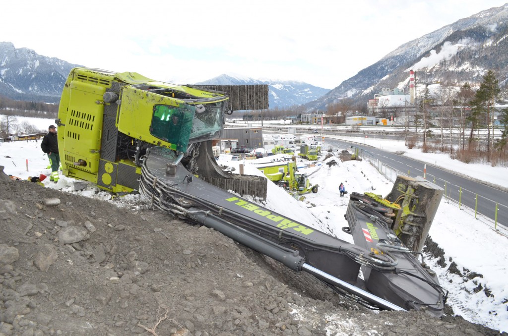 Baggerunfall in Zizers. Foto: Kantonspolizei Graubünden.