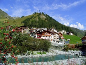 Im Sommer ist die Verbindung nach Samnaun (Foto) bereits suboptimal. Im Winter muß die Samnauerstraße oft ganz gesperrt werden. Im Sommer ist die Verbindung nach Samnaun (Foto) bereits suboptimal. Im Winter muß die Samnauerstraße oft ganz gesperrt werden.