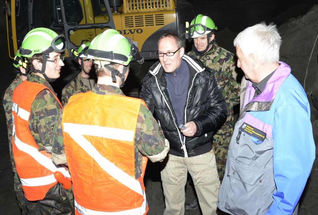 2013-04-29 Besuch Rathgeb02_300dpi und des Zivilschutzes über die aktuelle Lage und den Stand der Arbeiten informieren ...