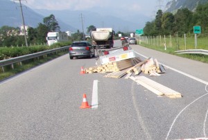Anhänger auf A13 umgekippt