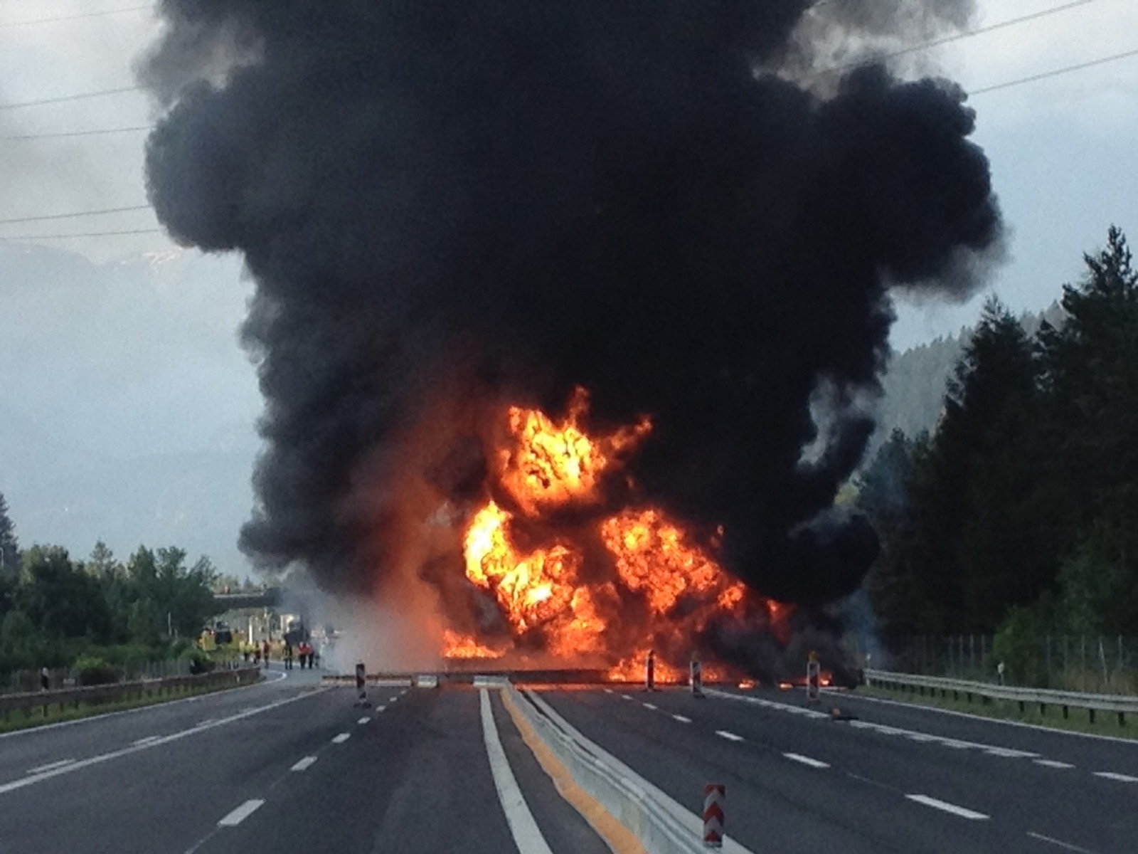 Rothenbrunnen: Tanklastwagenunfall +++ A13 in beiden Richtungen gesperrt