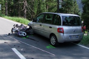 Motorradfahrer mit Auto kollidiert