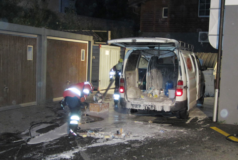 Trimmis: Lieferwagen in Brand geraten