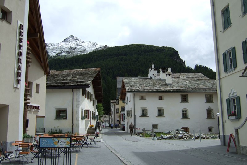 Sils im Engadin: Motorrad und zwei Personenwagen zu schnell unterwegs