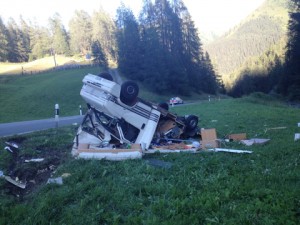 Das Wohnmobil kam von der Straße ab