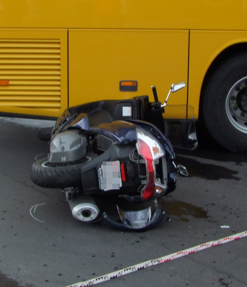 Lenz (Rhätor. Lantsch): Motorradlenkerin prallt in Postauto
