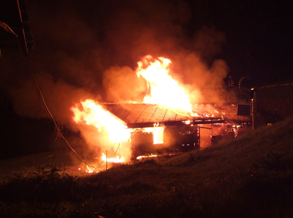 Brand in Sumvitg (Polizeifoto: Kapo Graubünden)