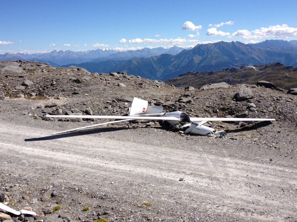 Vorab-Gletscher in Laax, 2.500 MüM: Motorsegelflugzeug abgestürzt