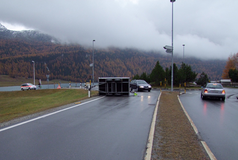 Silvaplana: Transportanhänger mit Raupenbagger gekippt