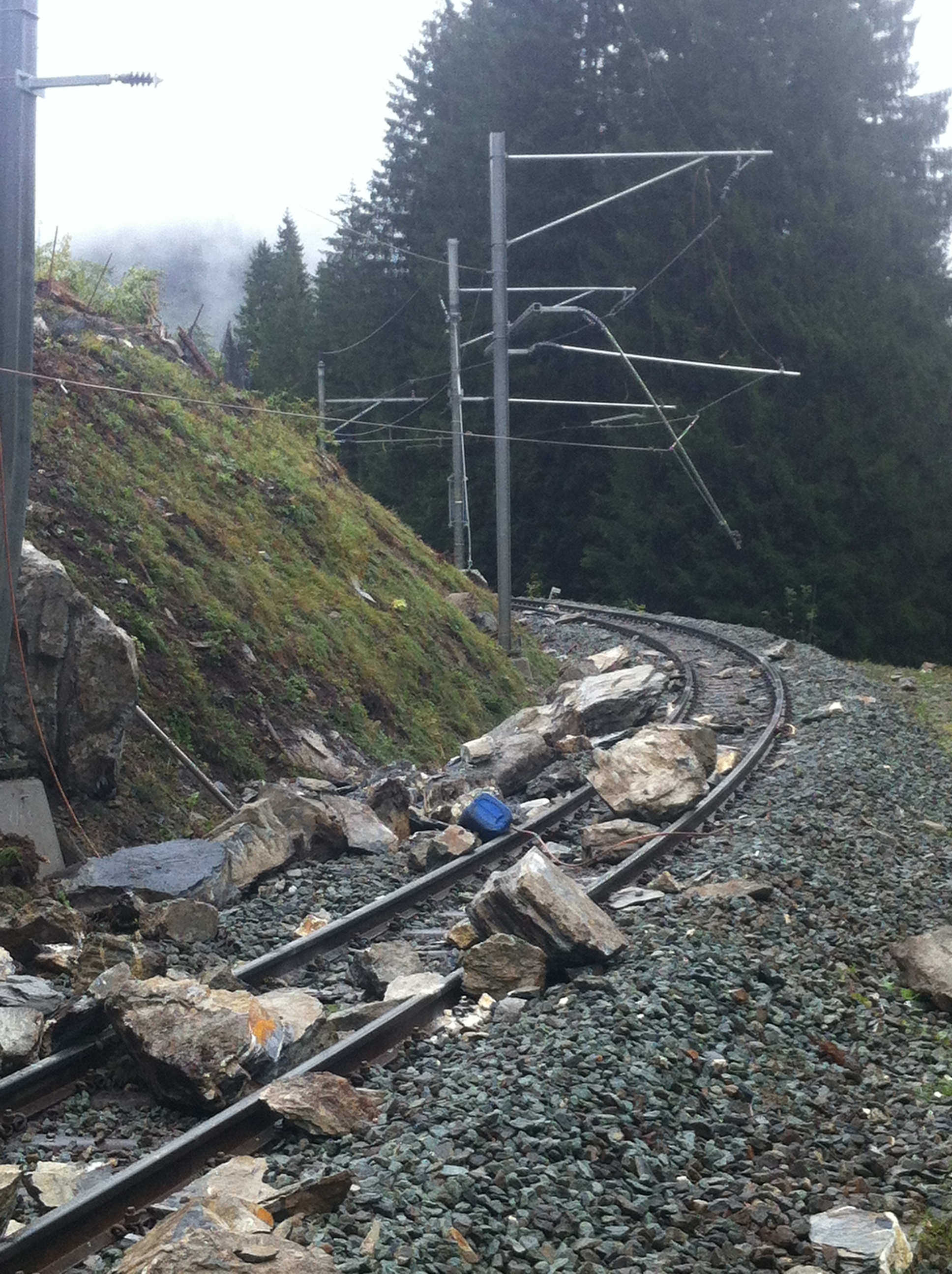 Steinschlag oberhalb Lüen verursacht Streckensperrung Chur – Arosa