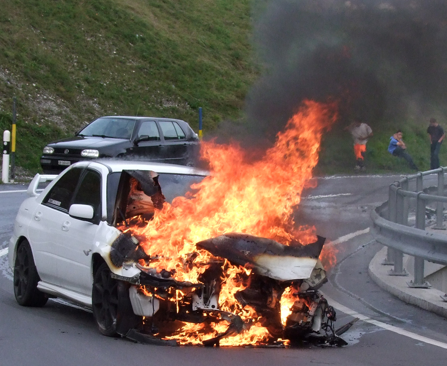 Unfall und Autobrand in Luvis (Luven)