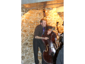 Am Dienstag, 12. November gibt es Blues in der BarBar zu hören. Foto: Ein früherer Auftritt der "Jersey Julie Band" am gleichen Ort.