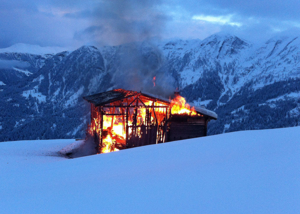 Feuerwehreinsatz im Domleschg: Maiensäß-Brand in Lüsch / Tschappina (Polizeifoto: Kapo Graubünden)