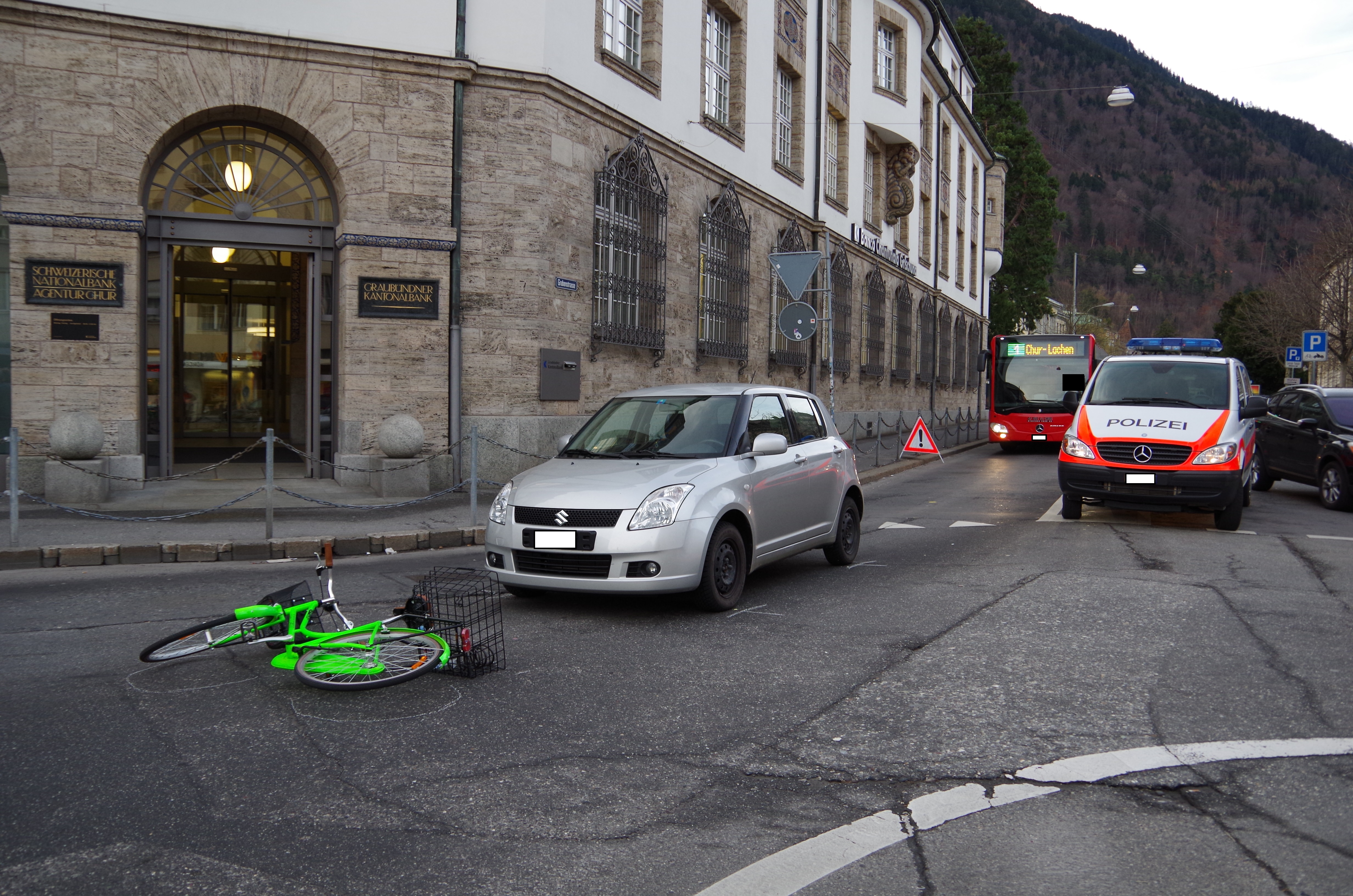 Chur GR: Fahrradlenkerin bei Kollision mit Personenwagen leicht verletzt