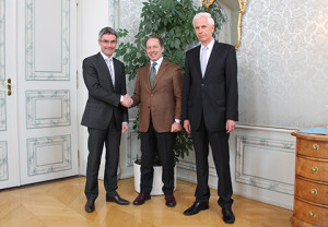 Der italienische Botschafter Cosimo Risi (Mitte) wird im Grauen Haus in Chur von Regierungspräsident Mario Cavigelli und Kanzleidirektor Claudio Riesen (rechts) willkommen geheißen.