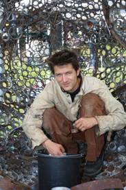 Metallplastiker Martin Hunke/D bei der Arbeit (2013)