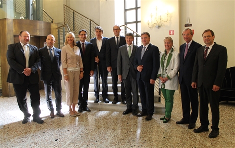 Gruppenfoto der 45. Konferenz der Regierungschefs der Arge Alp in Trient (von links): Markus Reiterer (Alpenkonvention), Ugo Parolo (Lombardei), Beate Merk (Bayern), Arno Kompatscher (Südtirol), Manuele Bertoli (Tessin), Ugo Rossi (Trient), Willi Haag (St. Gallen), Günther Platter (Tirol), Barbara Janom Steiner (Graubünden), Wilfried Haslauer (Salzburg) und Günther Eberle (Vorarlberg).