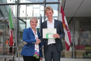 Regierungsrätin Barbara Janom Steiner gratuliert Arge-Alp-Preisträger Serafin Reiber bei der Preisverleihung in Trient.