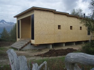 Nach einer zweijährigen Bauzeit wird am Samstag, 13. September 2014 das Waldschulzimmer mit dem vieldeutigen Namen "Academia Vivian" offiziell in Stagias, Medel/Lucmagn eingeweiht.