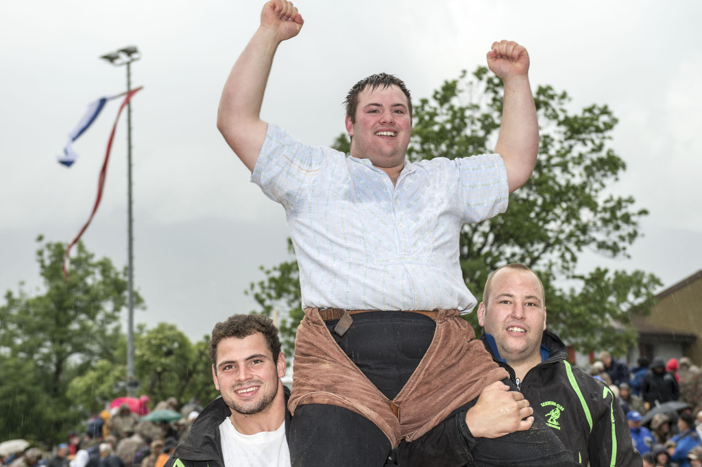 Bild: Der Überraschungssieger des Glarner-Bündner Kantonalen Schwingfestes Domenic Schneider in Siegerpose. (Foto Werner Schaerer/schaererphotographs.ch) Schwingen - Glarner-Buendner Schwingfest 2015