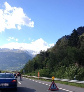 Regierungsrat Rathgeb nimmt Petition zur Erhöhung der Verkehrssicherheit auf der A13 entgegen.