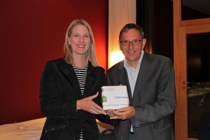 Cristina Casanova, Präsidentin der SIKOV, übergibt Regierungspräsident Martin Jäger den symbolischen Check über 1500 Franken.  