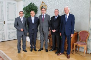 Botschafter Frank Recker (Zweiter von links) wird in Begleitung von Wirtschaftsattaché Michel Patteet (Mitte) und Honorarkonsul Bruno Bauer von Regierungspräsident Martin Jäger (links) sowie von Kanzleidirektor Claudio Riesen (rechts) willkommen geheissen. (Bildquelle: Regierungskanzlei Graubünden)