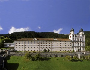 ie Regierung spricht für die Restaurierung der Südfassade der Klosterkirche St. Martin in Disentis/Mustér einen Kantonsbeitrag.