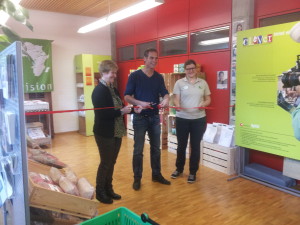 Renzo Blumenthal eröffnet die CLEVER-Ausstellung am Plantahof in Landquart zusammen mit Barbara Bättig (Bereichsleiterin Tagungszentrum Plantahof, links), und Sabine Lerch (Projektleiterin CLEVER Biovision, rechts).