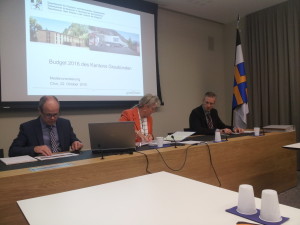 Finanzdirektorin Barbara Janom Steiner (mitte) bei der Präsentation des Budget 2016 des Kantons Graubünden mit Andrea Seifert (links), Amtsleiter Finanzverwaltung und Ernst Meier (rechts) Stv.-Amtsleiter Finanzverwaltung.