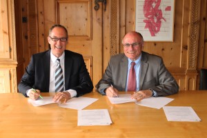 Regierungsrat Christian Rathgeb (links) und Oberzolldirektor Rudolf Dietrich unterzeichnen im Schloss Haldenstein die Verwaltungsvereinbarung über die Zusammenarbeit der Kantonspolizei Graubünden und dem Grenzwachtkorps.(Quelle: Departement für Justiz, Sicherheit und Gesundheit)