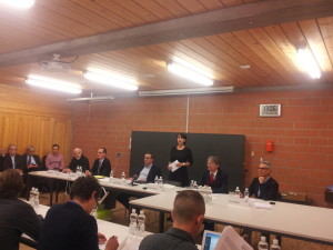Barla Cahannes bei der Eröffnungsrede. v.l.n.r: Reto Gurtner, Remo Cavegn, Andreas Wieland, Barla Cahannes, Ernst Wyrsch, Urs Schädler.