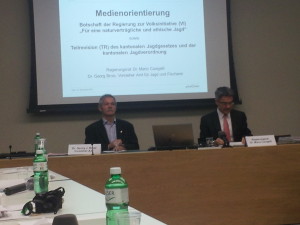 Die Vorstellung der Medienorientierung über die Jagd präsentierte Dr. Mario Cavigelli (rechts) mit Amtsvorsteher Dr. Georg J. Brosi (links)