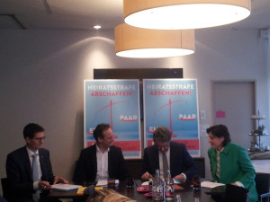 Livio Zanetti, Stefan Engler, Heinz Brand und Valérie Favre Accola präsentieren die Initiative Abschaffung der Heiratsstrafe der CVP und SVP Graubünden. (Foto: Donati)