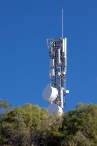 Dies kann sich positiv auf die Landschaft auswirken, indem vor allem im ländlichen Gebiet die Anzahl Antennenstandorte für Mobilfunk optimiert und minimiert werden kann. (Symbolbild)