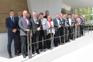 Die beiden Parlamentsdelegationen vor dem Grossratsgebäude in Chur. (Foto: Standeskanzlei Graubünden)