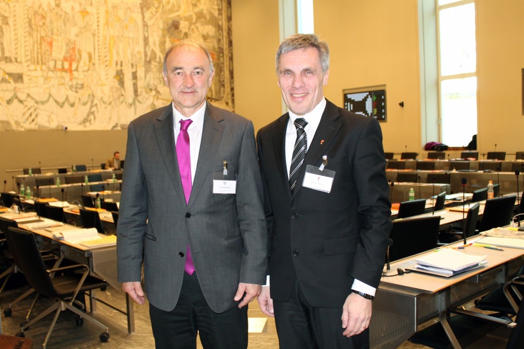 Standespräsident Vitus Dermont heisst in Chur den Landratspräsidenten von Basel-Landschaft Franz Meyer (rechts) willkommen. (Foto: Standeskanzlei Graubünden)