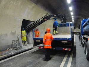 Im Beisein der ASTRA erfolgte der Durchbruch im Chlus. (Foto: ASTRA)