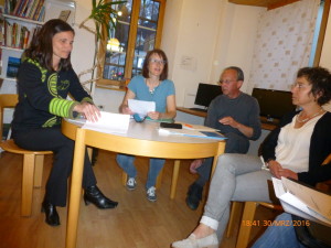 Der Vorstandstisch mit: (v.li) Laetizia Christoffel, Tanja Buchli, Heinz Müller, Ruth Fischer. (Foto: Regionalbibliothek Thusis)