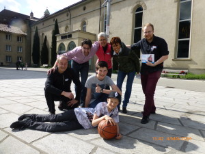 Urs Marti zeigte sich im sportlichen Outfit treffsicher beim Baskettballspiel mit Jung und Alt. (Foto: FDP.Die Liberalen Graubünden)