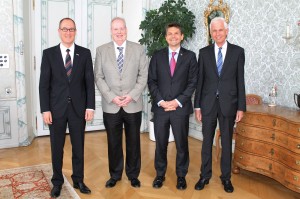 Botschafter David Moran (Zweiter von links) wird in Begleitung von Richard Ridout, Stellvertretender Botschaftsleiter und Generalkonsul, im Grauen Haus von Regierungspräsident Christian Rathgeb (links) sowie von Kanzleidirektor Claudio Riesen (rechts) willkommen geheissen. (Foto: Standeskanzlei Graubünden)