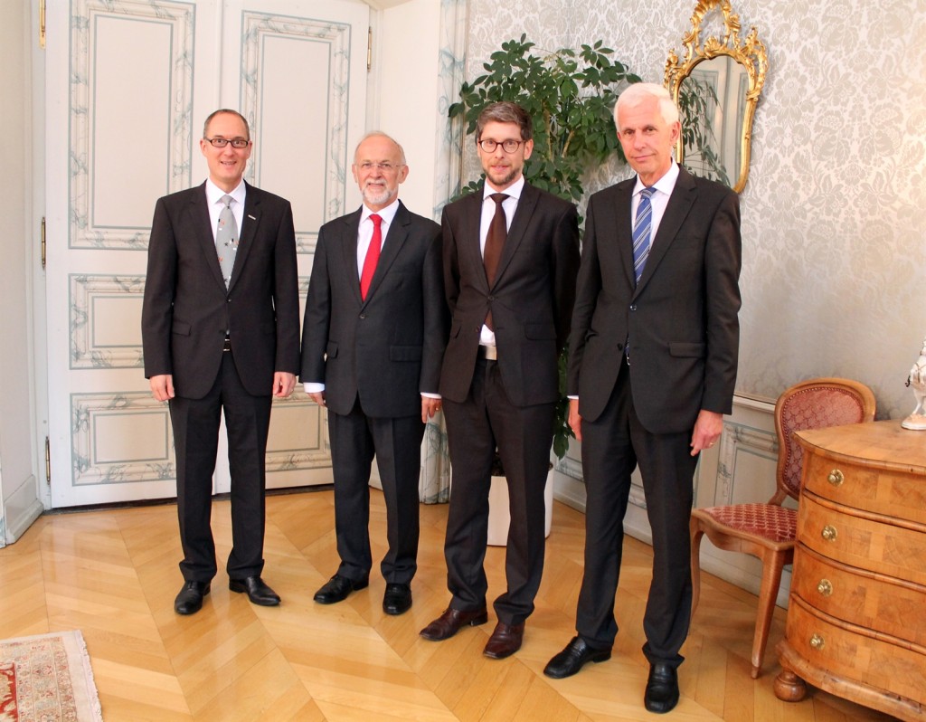 Botschafter Marc Thill (Zweiter von links) wird in Begleitung von Politik- und Wirtschaftsattaché Jan Dolezel, im Grauen Haus von Regierungspräsident Dr. Christian Rathgeb (links) sowie von Kanzleidirektor Dr. Claudio Riesen (rechts) willkommen geheissen.