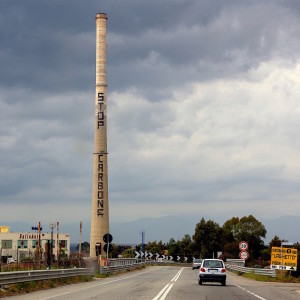Foto des Kamins der Ex-Liquichimica in Saline Joniche mit der Aufschrift STOP CARBONE.