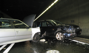 (Foto: Archivbild eines Unfalls im "Isla Bella"-Tunel 2012, Quelle: Kapo Graubünden)