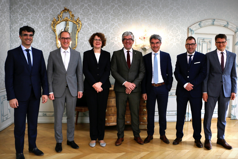 Von links: Regierungsrat Marcus Caduff, Regierungsrat Christian Rathgeb, Botschafterin Rita Adam, Regierungspräsident Jon Domenic Parolini, Regierungsrat Mario Cavigelli, Regierungsrat Peter Peyer und Kanzleidirektor Daniel Spadin.