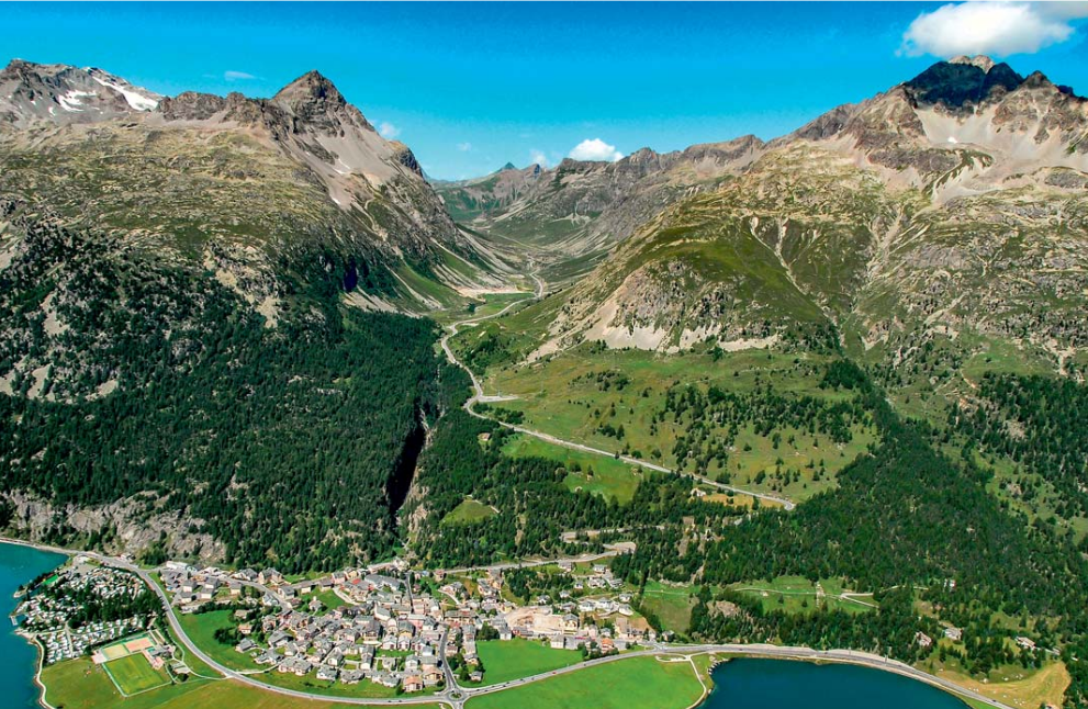Blick von Silvaplana bei St. Moritz / Oberengadin Richtung Julierpaß, der neu Nationalstraße N29 wird ab 2020